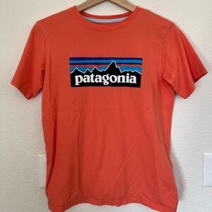 Patagonia unisex youth logo t-shirt in coral. Size youth extra large.
